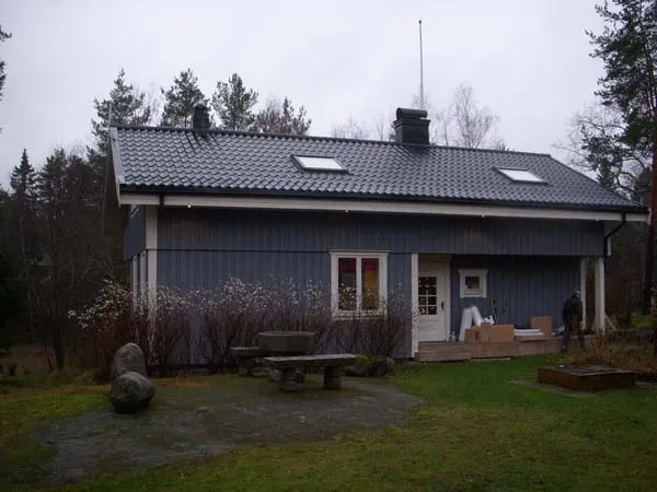 Gråblått trähus efter påbyggnation