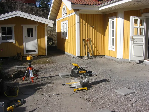 Gult gästhus med altan